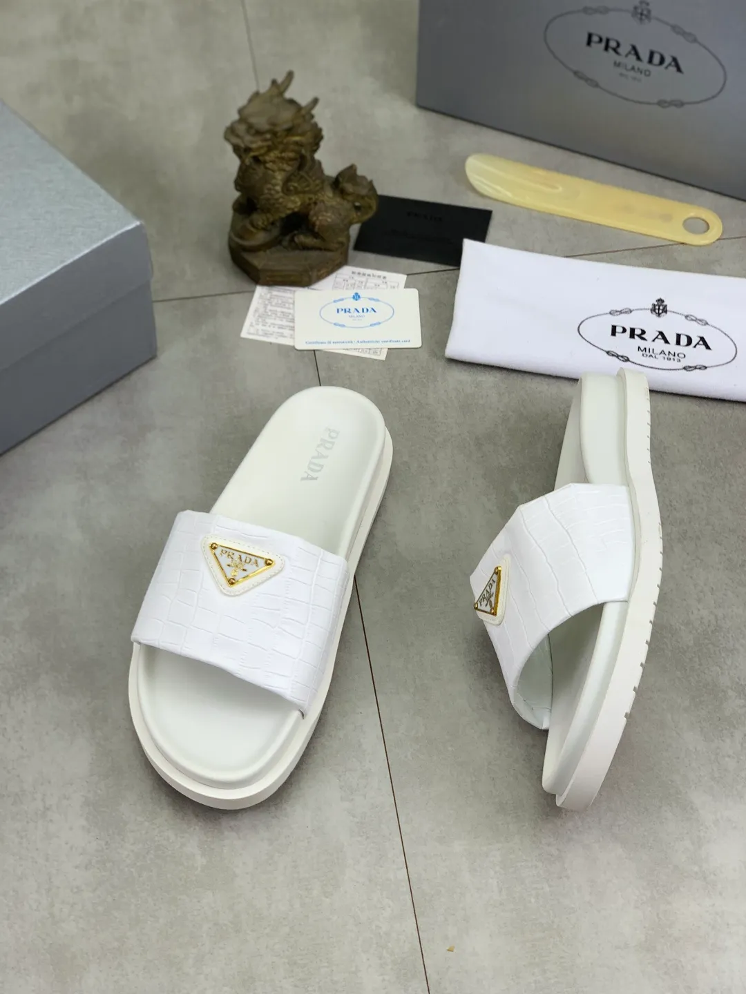 Men's shoes 💰P320💰【New style】🎁🎁🎁 PRADA Prada's new casual slippers, original official website, perfect workmanship, conveying a kind of noble luxury, sublimating its definition of luxury in Prada's high-end extraordinary craftsmanship. Original combination outsole, code number: 38-44 (45 customized) Multiple colors 🉑️ to choose from
